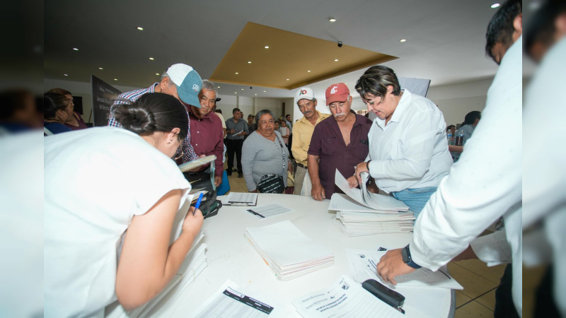 Gladyz Butanda participa en entrega de títulos de propiedad agraria a mujeres