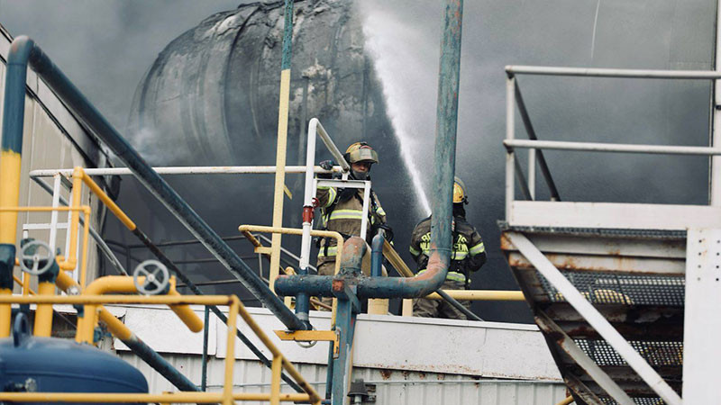 Incendio consume 200 toneladas de pollo en fábrica de Bachoco en Apodaca, Nuevo Léon