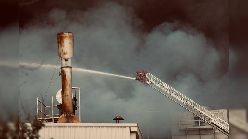 Incendio consume 200 toneladas de pollo en fábrica de Bachoco en Apodaca, Nuevo Léon