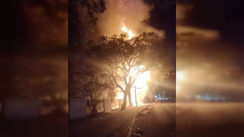 Incendio arrasa con humilde vivienda en Uruapan, Michoacán 