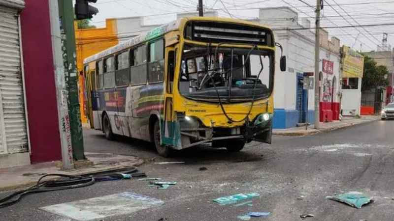 Chocan camiones de transporte público en Centro de Monterrey; hay 4 lesionados 