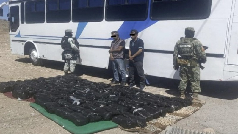 Aseguran en Chihuahua autobús de pasajeros que movilizaba casi 500 kilos de sustancia ilícita 