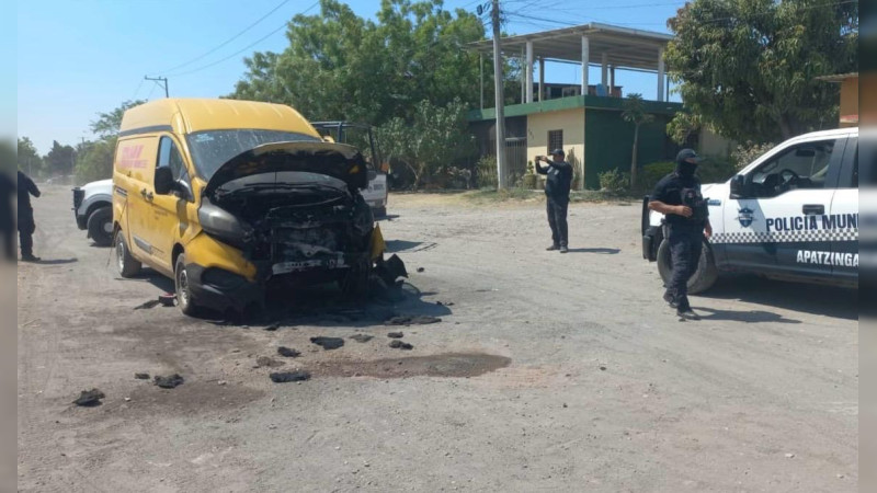 Autoridades aseguran vehículos quemados en Apatzingán, Michoacán 