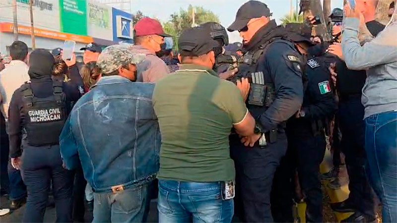 Desalojan a policías que bloqueaban el Libramiento Sur de Morelia; piden la liberación de 3 compañeros 