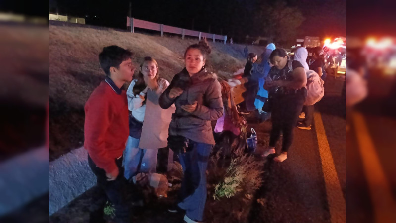 Vuelca autobús en la autopista México-Guadalajara