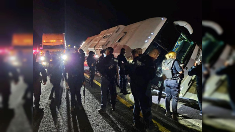 Vuelca autobús en la autopista México-Guadalajara