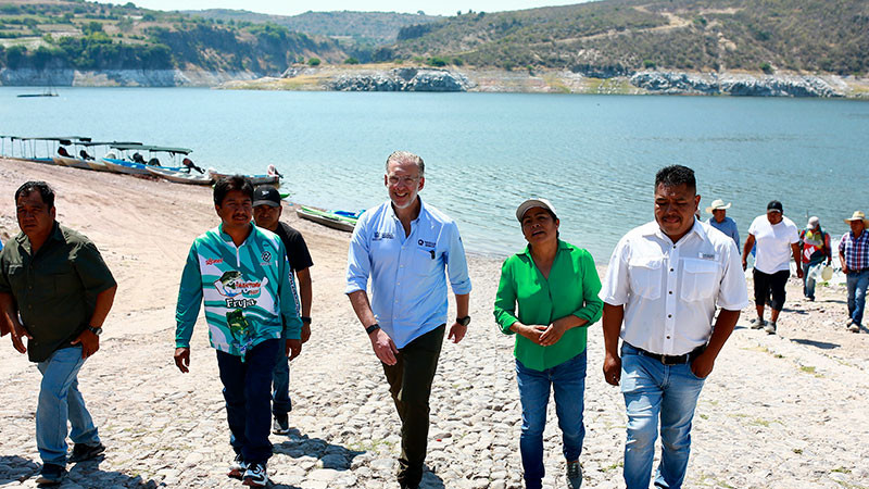 Entrega Marco Del Prete muelle en Tzibanzá, en Querétaro 