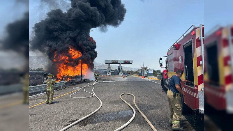 No era bloqueo de delincuentes pipa incendiada; se volteó y se prendió en llamas en la México-Guadalajara 