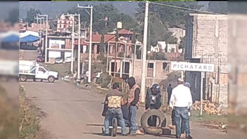 Tras asesinato de policías, se blinda Pichátaro, Michoacán: Instalan barricadas y controles de acceso a la comunidad 