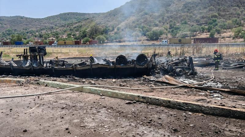 Muere calcinado chofer de pipa tras volcadura e incendio en la autopista México-Guadalajara 