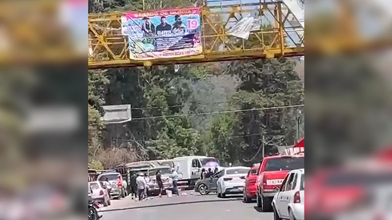 Bloquean la carretera Zitácuaro-Morelia habitantes de San Felipe de los Alzati  