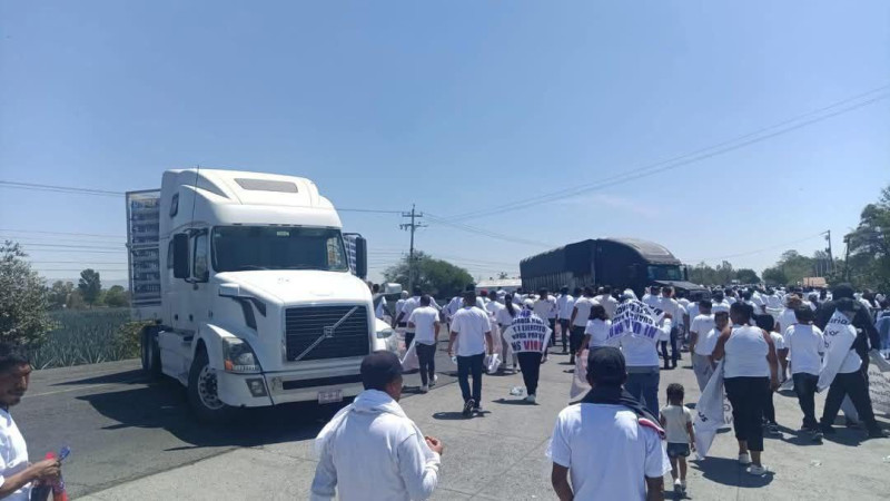 Se manifiestan con bloqueo en límites de Michoacán con Jalisco: Piden salida del Ejército de zona controlada por grupo delictivo 