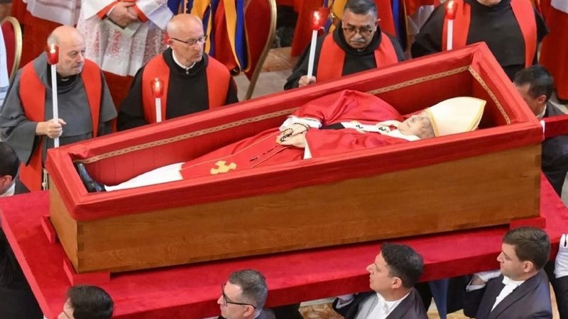 Al menos 150 mil personas despiden al papa Francisco en la Basílica de San Pedro antes de su funeral 