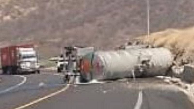Vuelca pipa cargada con combustible en la Siglo XXI; hay fuga de gasolina  