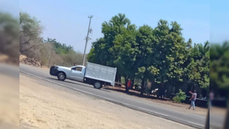 Roban vehículos y bloquean carreteras en Apatzingán y Buenavista, Michoacán