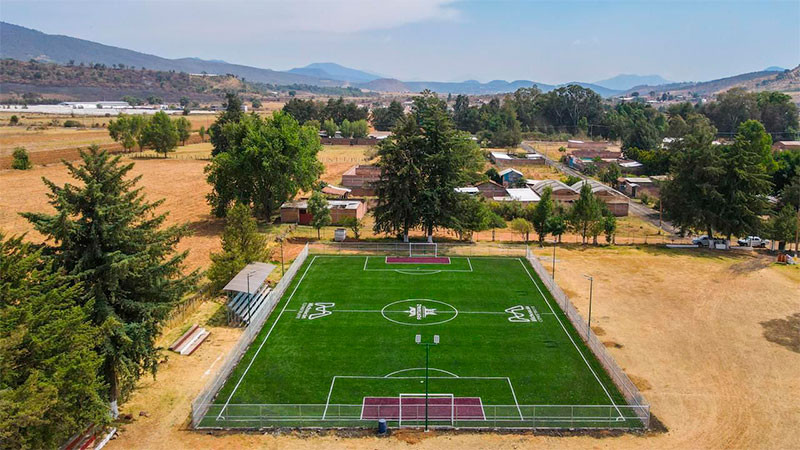 Bedolla entrega cancha de fútbol 7 a habitantes de Purépero 
