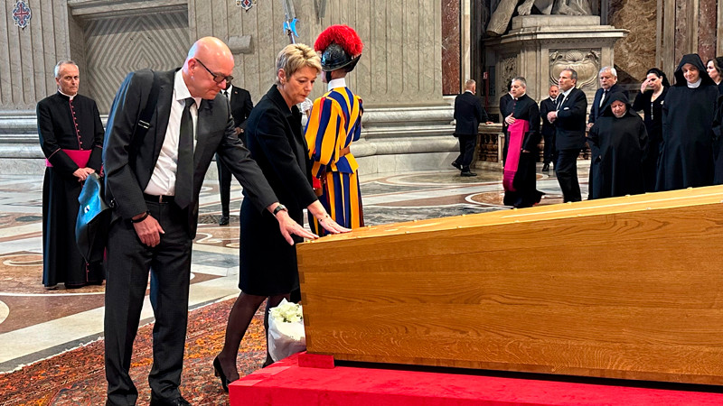 La vida del papa Francisco fue "al servicio de los demás", asegura presidenta de Suiza 