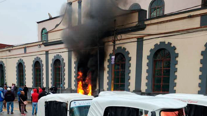 En Puebla, habitantes de Acatzingo incendian patrulla y Palacio Municipal; señalan detención de presuntos delincuentes 