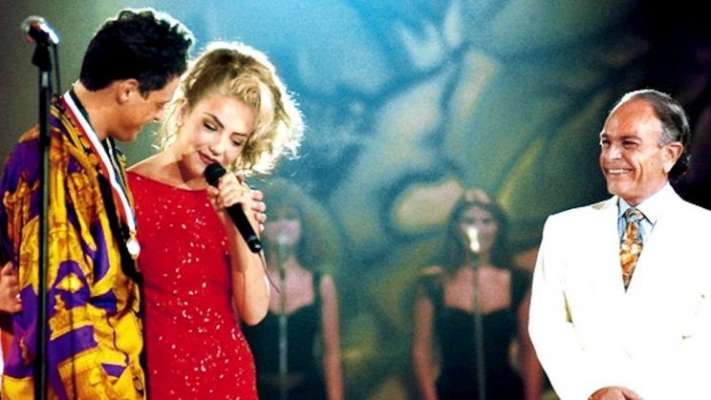  Luis Miguel le dio un tremendo beso a Thalía  