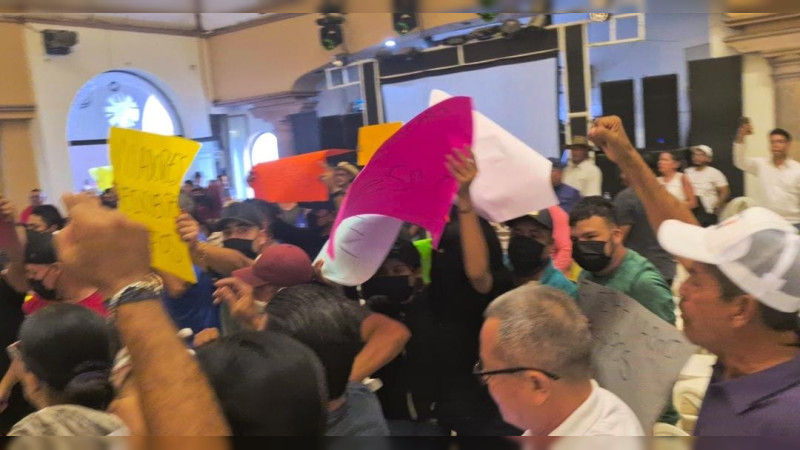 Revientan Asamblea de Morena en Apatzingán; le avientan silla al senador Raúl Morón