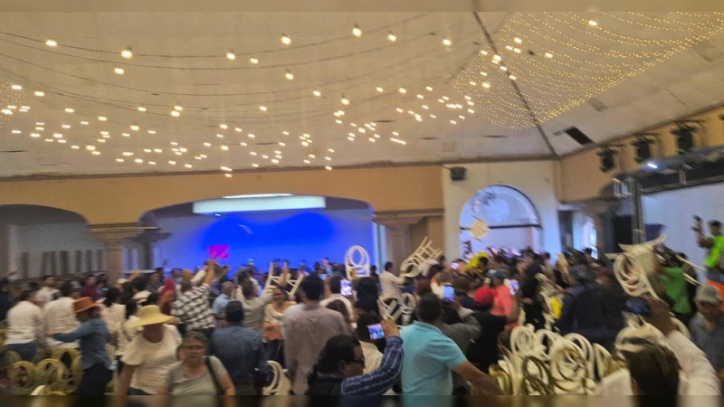 Revientan Asamblea de Morena en Apatzingán; le avientan silla al senador Raúl Morón