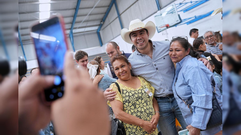 Felifer Macías impulsa programas sociales en Santa Rosa Jáuregui  