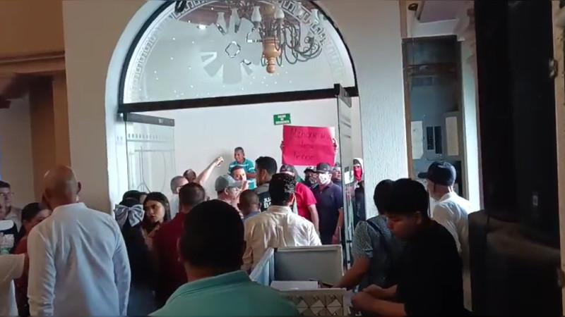 Asegura Barragán que golpeadores que irrumpieron en asamblea son gente cercana a edil de Uruapan