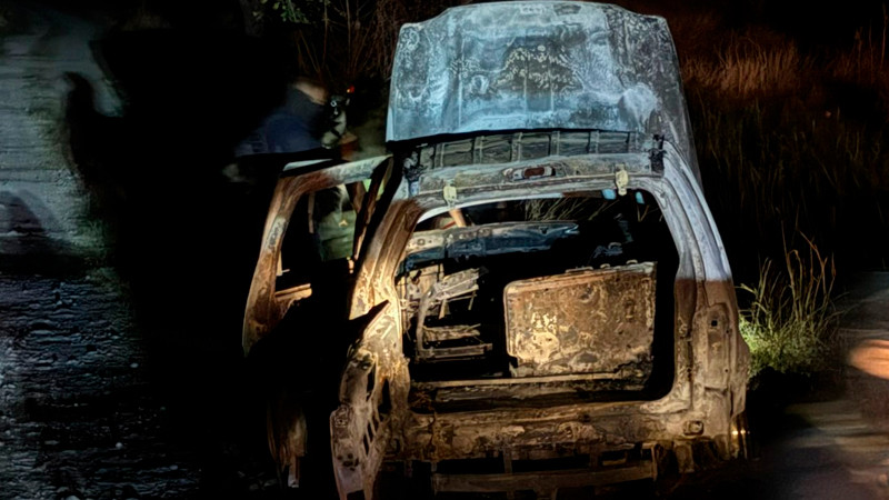 Localizan camioneta en calcinada en Acámbaro, Guanajuato; habría sido robada con violencia 