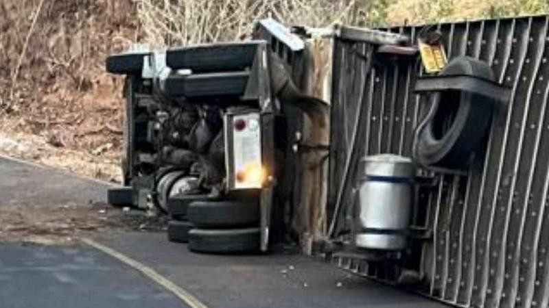 Mueren cuatro miembros de una familia aplastados por un tráiler en Tzitzio, Michoacán 