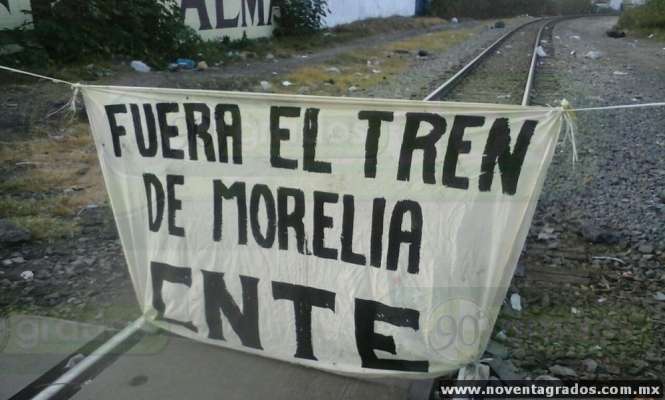 Toman profesores y normalistas  las vías del tren en Morelia; son desalojados - Foto 1 