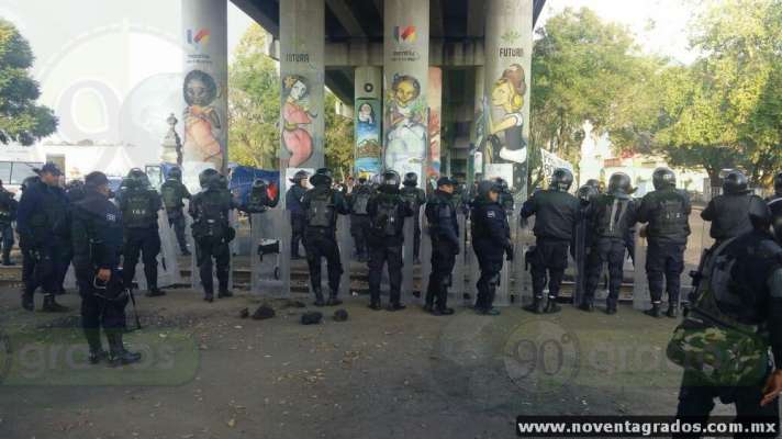 Toman profesores y normalistas  las vías del tren en Morelia; son desalojados - Foto 2 