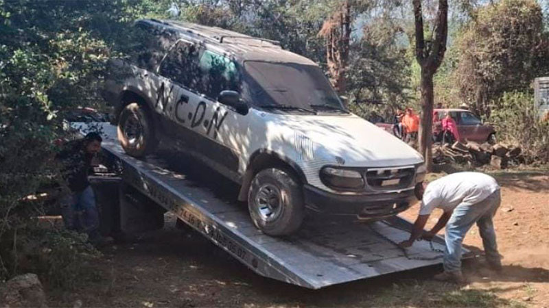 Pátzcuaro, Michoacán: Encuentran camioneta abandonada con logotipos de grupo delictivo  