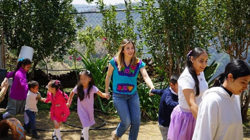 Festeja Brissa Arroyo a niñas y niños en comunidad rural de Tzitzio
