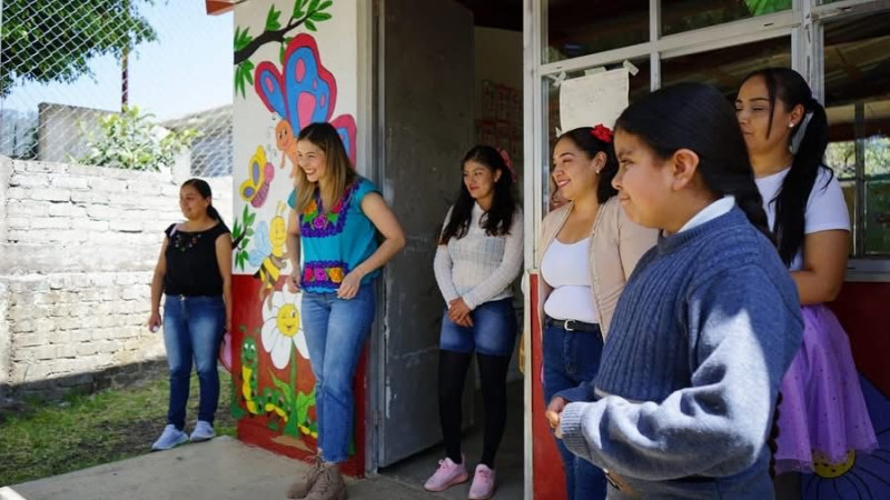 Festeja Brissa Arroyo a niñas y niños en comunidad rural de Tzitzio