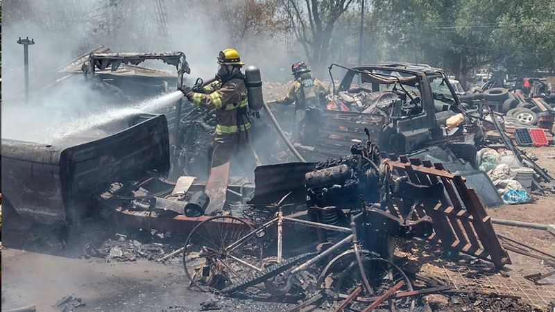 Se incendia deshuesadero en Morelia, Michoacán; solo hubo daños materiales