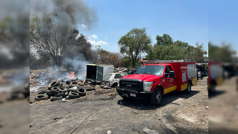 Se incendia deshuesadero en Morelia, Michoacán; solo hubo daños materiales