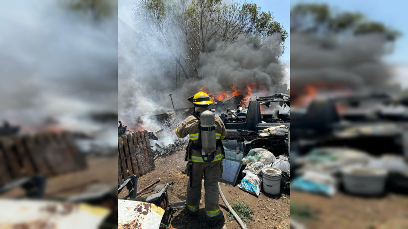Se incendia deshuesadero en Morelia, Michoacán; solo hubo daños materiales
