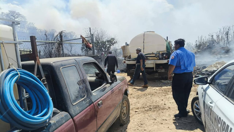 Respuesta inmediata del Ayuntamiento de Morelos, para controlar incendio en basurero municipal