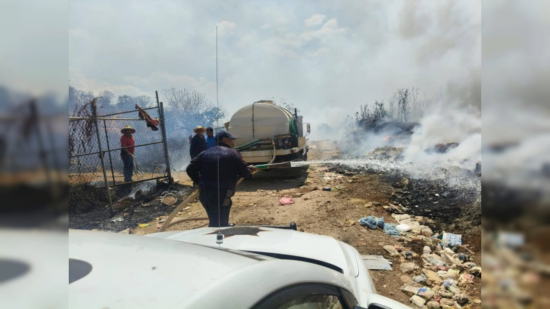Respuesta inmediata del Ayuntamiento de Morelos, para controlar incendio en basurero municipal