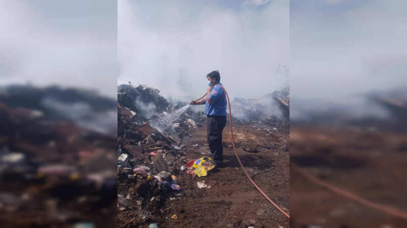 Respuesta inmediata del Ayuntamiento de Morelos, para controlar incendio en basurero municipal
