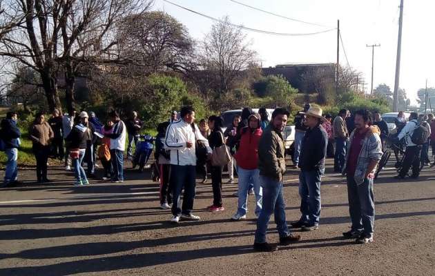 Profesores bloquean vialidades en Zacapu, Michoacán 