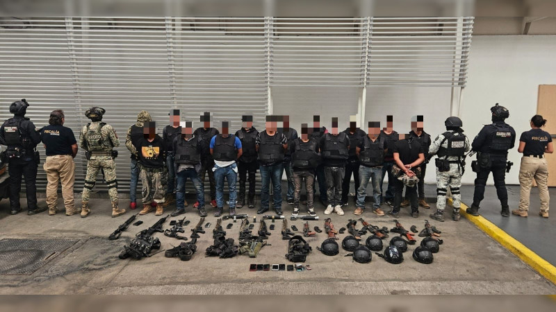 Presentan a célula criminal detenida en el Oriente de Michoacán: Tenían 14 armas, explosivos y lanzagranadas 