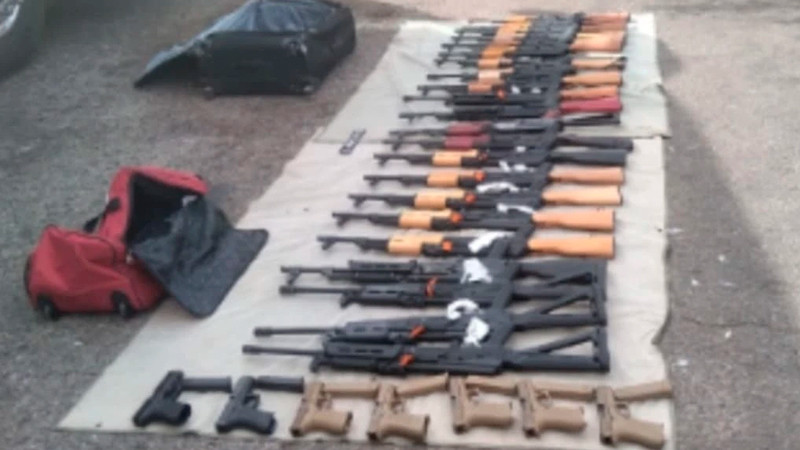 Aseguran arsenal con más de 20 rifles, en Culiacán; eran transportados en un autobús de pasajeros 