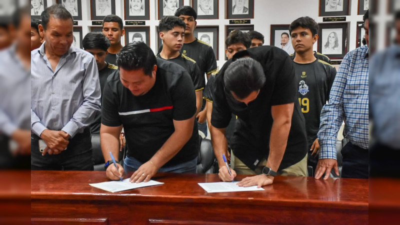 Lázaro Cárdenas firma convenio con club deportivo Zitácuaro   