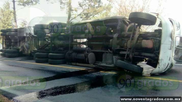 Choca y vuelca pipa con combustible en la carretera Ciudad Hidalgo-Zinapécuaro; hay tres heridos - Foto 1 