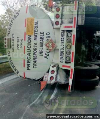 Choca y vuelca pipa con combustible en la carretera Ciudad Hidalgo-Zinapécuaro; hay tres heridos - Foto 2 