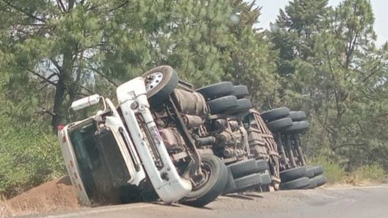 Vuelca camión torton en la carretera libre a Pátzcuaro  