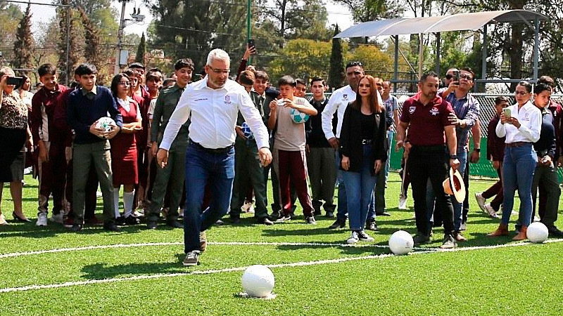 Con canchas de fútbol 7 y entrega de juguetes celebra Bedolla a niñas y niños 