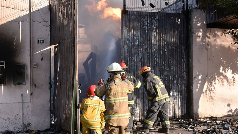 Incendio consume fábrica de aerosoles en Tlaquepaque, Jalisco; Hay 13 heridos