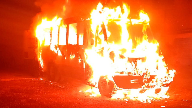 Se incendia camión urbano en Zitácuaro, Michoacán; solo hubo daños materiales 
